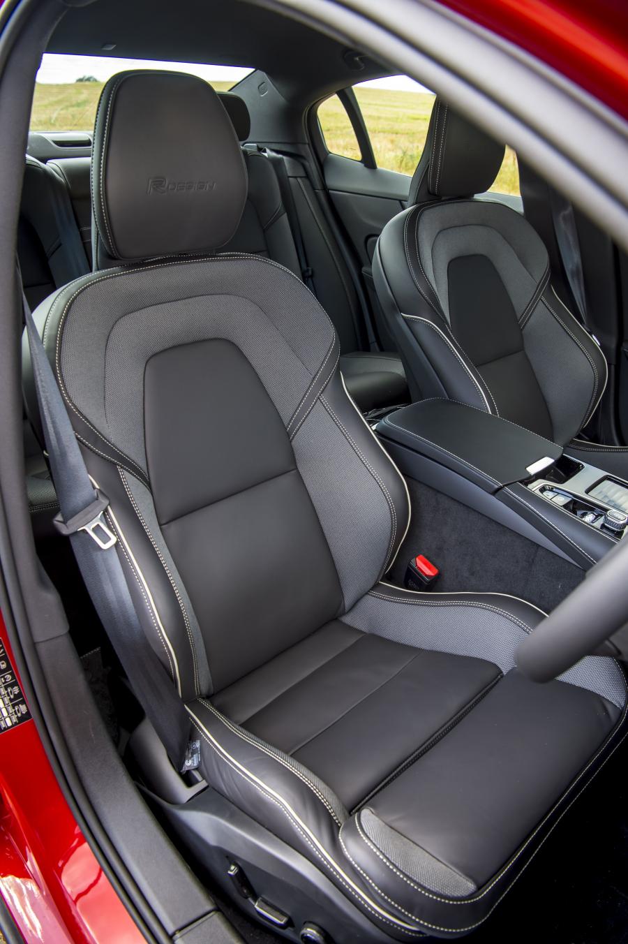 Интерьер Volvo S60 T8 R-Design 2019 года  (UK) (фото 5 из 40)